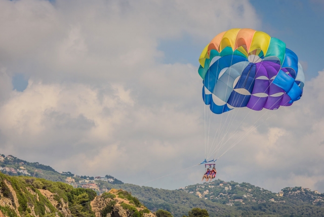 Parascending en playa de Fenals