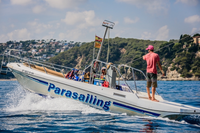 Lancha tirando del parasailing