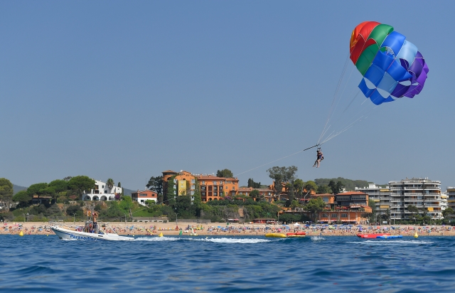 Playa de Fenals desde el parasailing