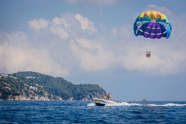 Volando sobre la costa de Girona en parascending
