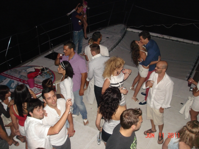 Fiesta nocturna en el barco
