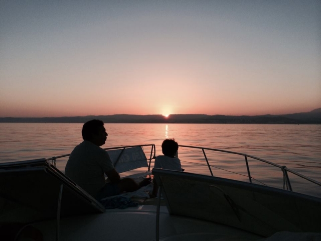  Sur la proue au coucher du soleil 