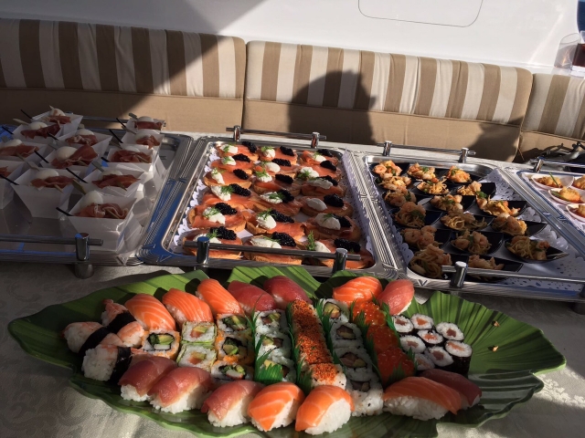  Sushis servis sur le bateau 
