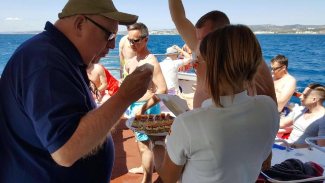  Servir des canapés 