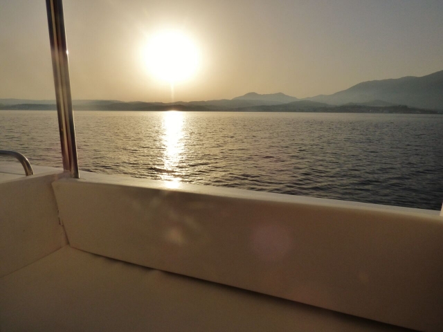  Le soleil se couche depuis le bateau 