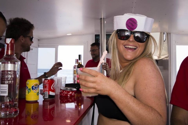  Tenir un verre sur le bateau 