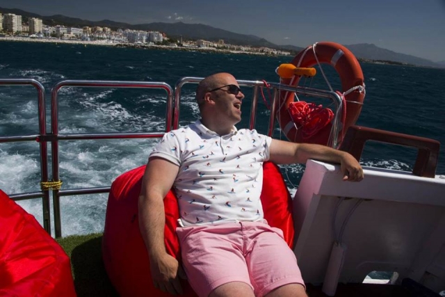  Assis dans un fauteuil rouge sur le bateau 
