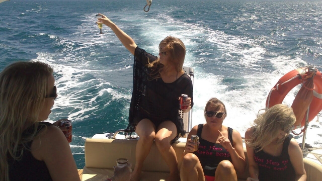  Filles se détendant sur le bateau 