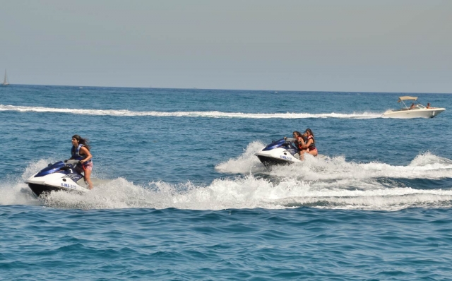  Deux jet skis sur la route 