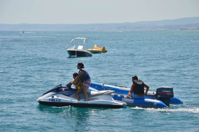 Sur un jet ski en famille 