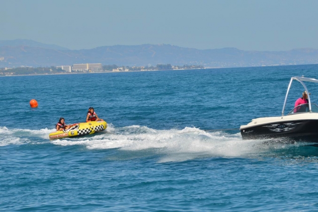  Sur le gonflable dans la mer 