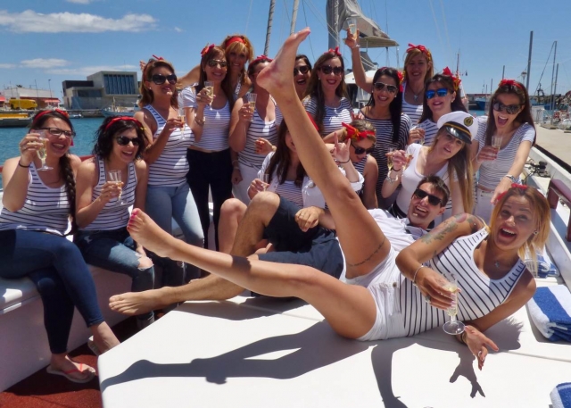  Avec des t-shirts rayés sur le bateau 