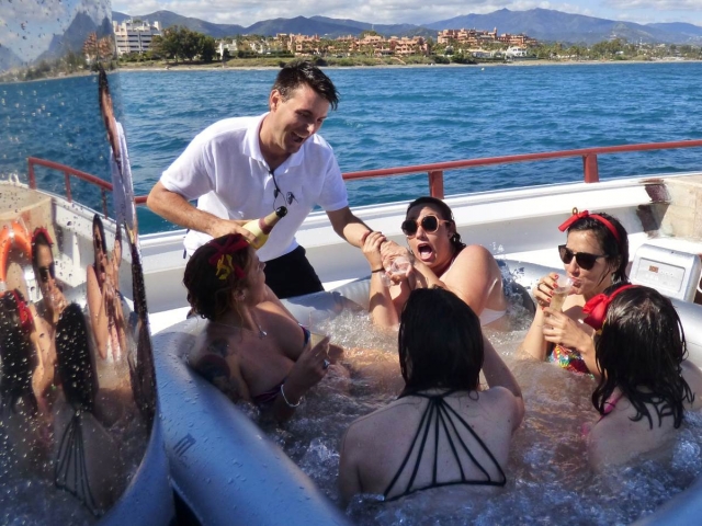  Servir un verre dans le jacuzzi 
