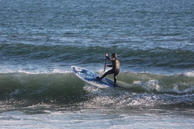 Rema en busca de olas