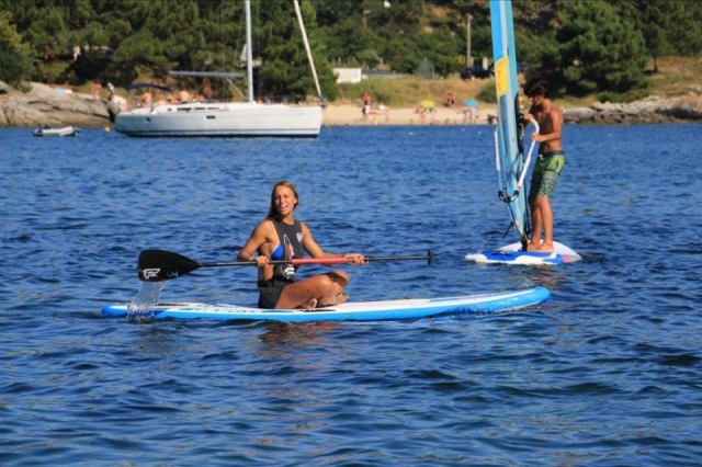 Sentada en la tabla de SUP
