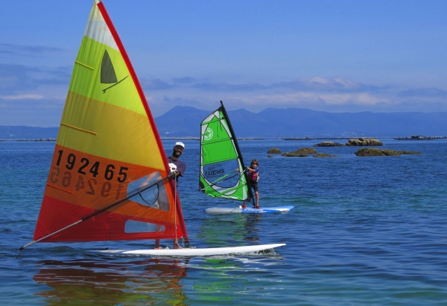  Navegando com um jovem e promissor windsurfista 