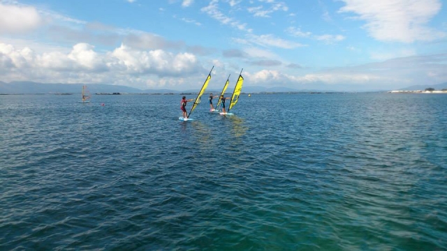  Segelschüler im Windsurfen 