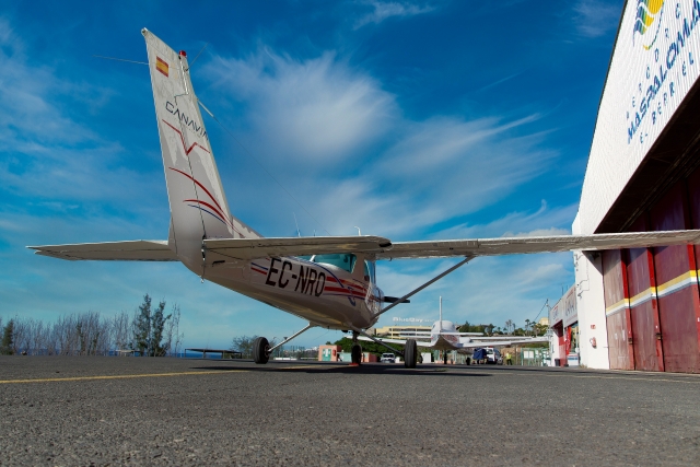 Avioneta sobre el asfalto del aerodromo