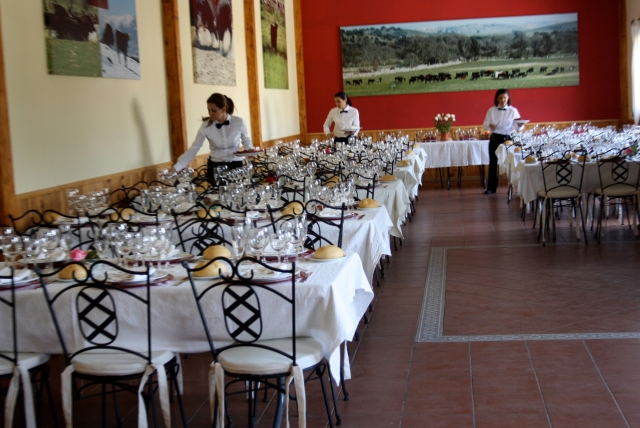 Restaurante con mesas preparadas