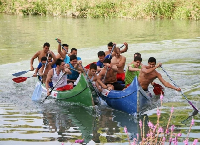 Compitiendo con las canoas