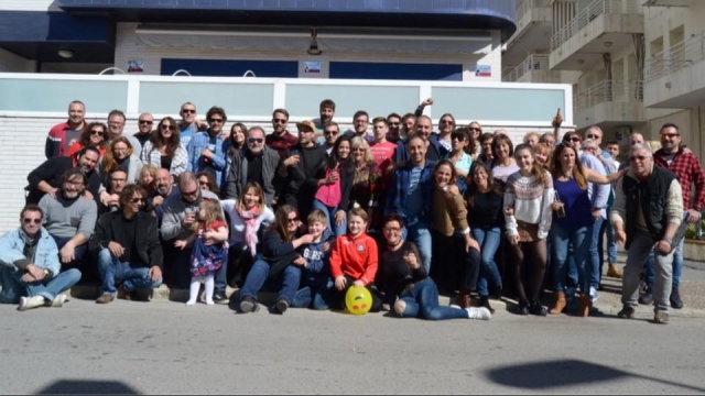  Familienfoto einer großen Gruppe von Benutzern, die unsere Aktivitäten genossen haben 