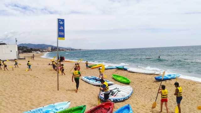  A terra preparando tutto per divertirsi in mare 