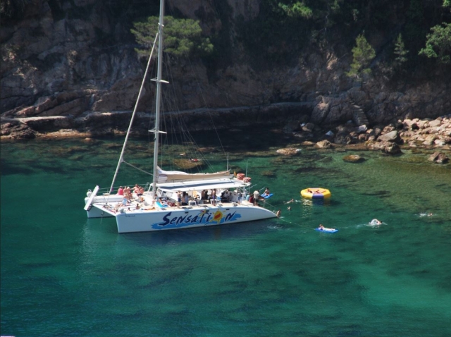 Barco con hinchables en la cala