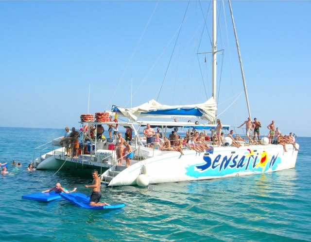 Catamarán y colchonetas en el mar