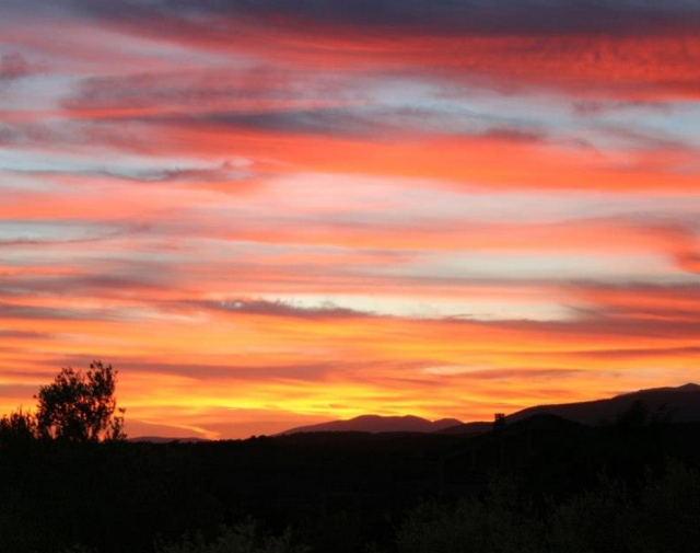 日落时的韦斯卡风景 