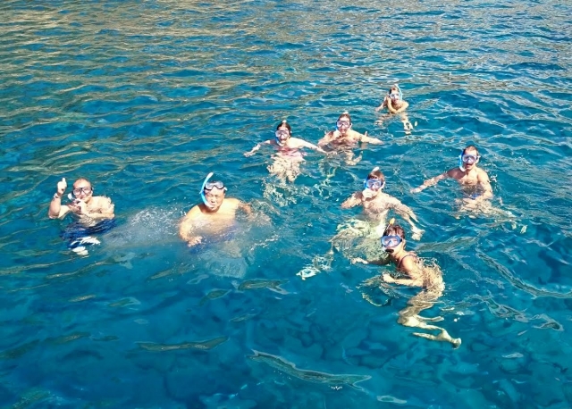  Diving with snorkel goggles 