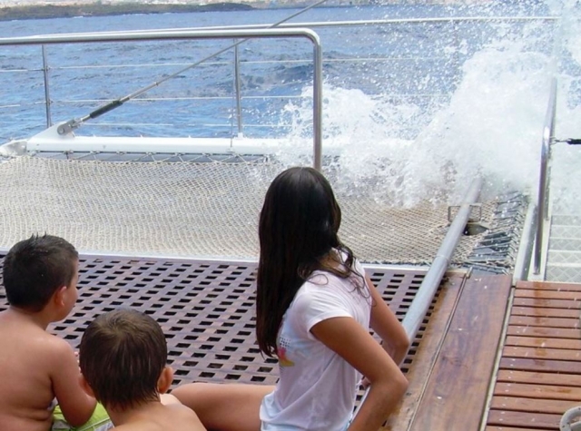  Kinder im Adeje-Katamaran 