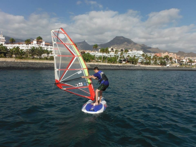 Cursos para niños y mayores de windsurf