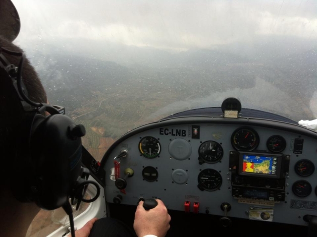 Nos controles do ultraleve 