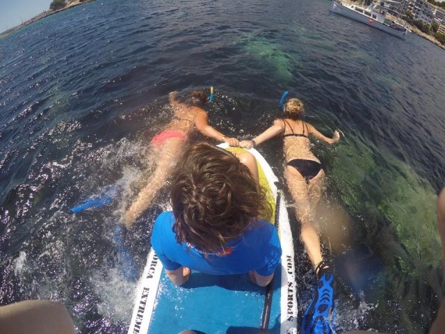  Snorkeling aggrappati alla tavola 