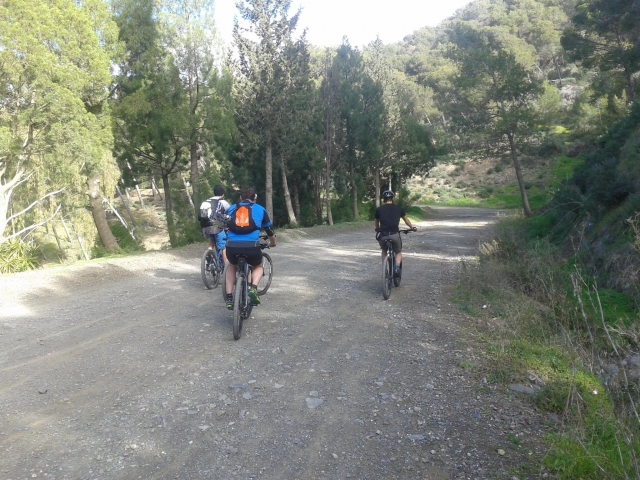 Ciclistas por caminos de tierra en Malaga