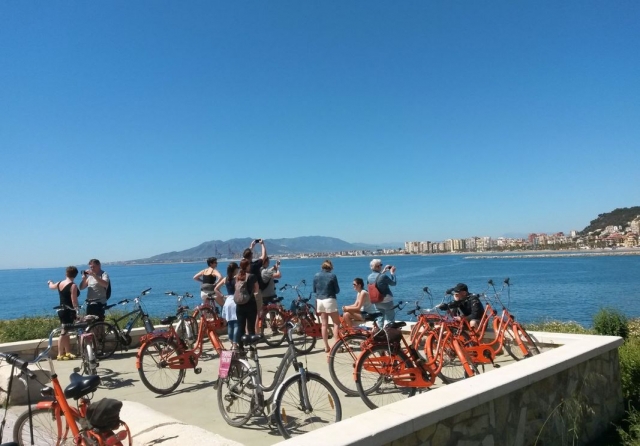 Cicloturistas en el mirador de la Costa del Sol