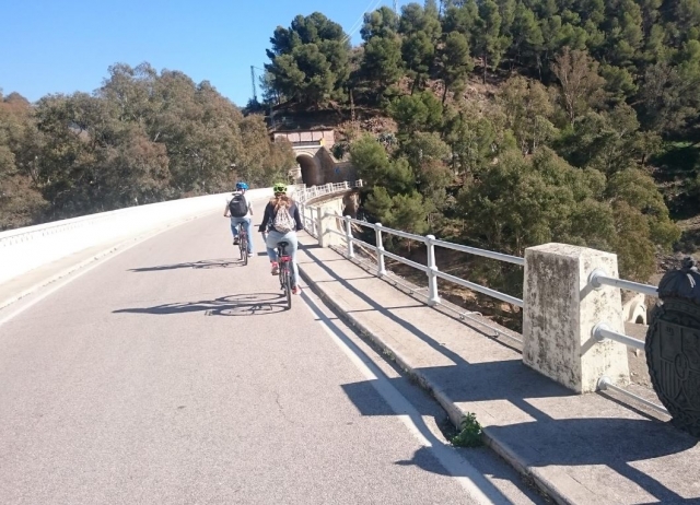 Pedaleando por el puente malagueno