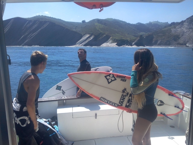 Surfistas en la embarcacion