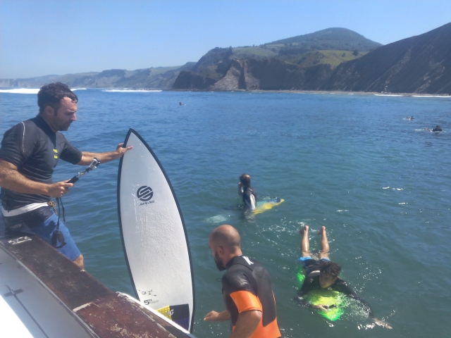 Bajando las tablas desde el barco