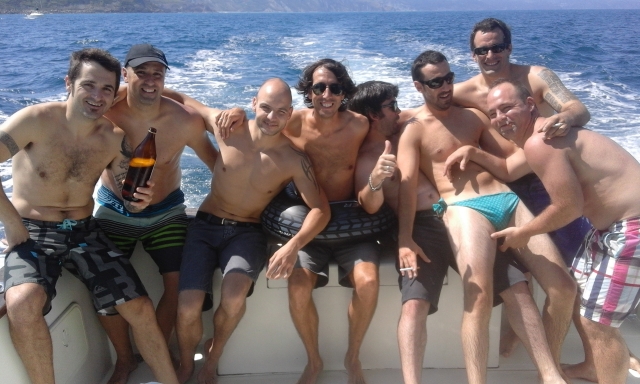 Grupo de chicos a bordo