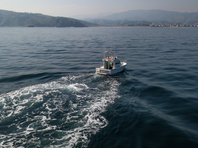 Barco dejando una estela