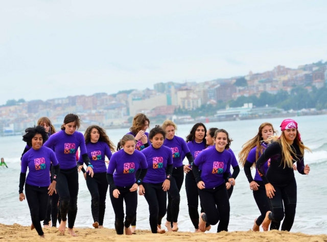 e-19622380-alumnas-del-surf-camp-en-somo15323576814481.jpg