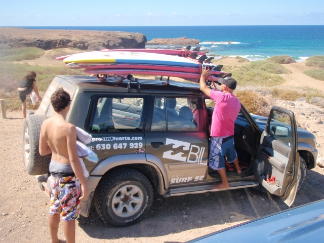  在廷达亚冲浪一天的结束 