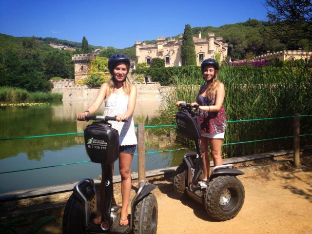  Jovens subindo uma segway 