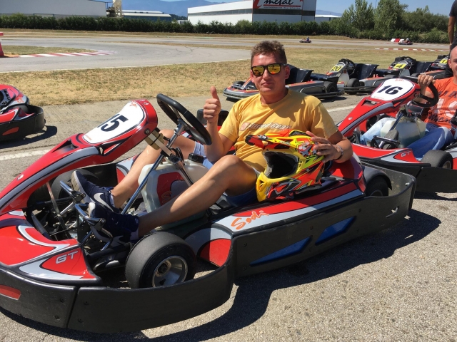  Mit gelbem T-Shirt im Kart sitzen 