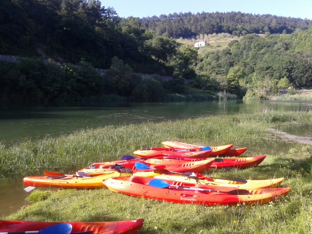 kayaks en el cesped