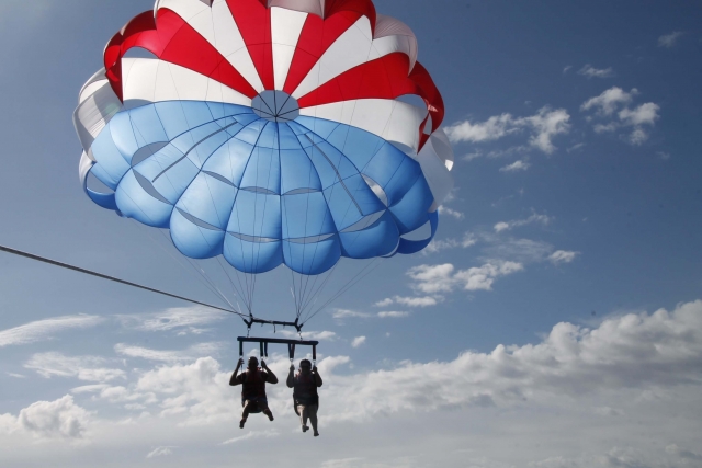  do parasailing in roses 