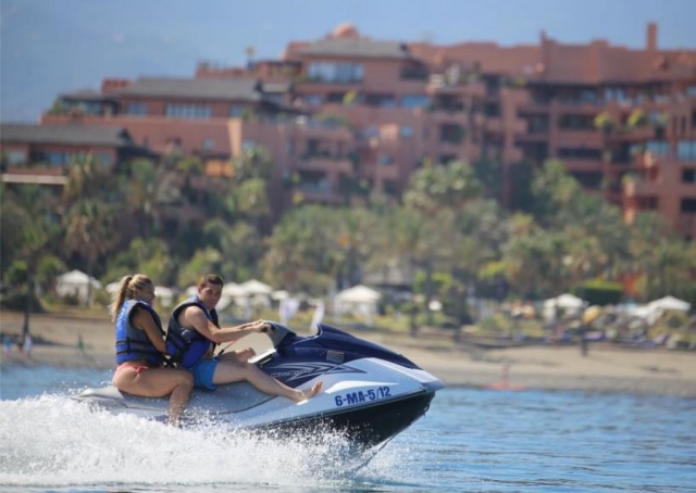 Alquiler de moto de agua biplaza en Estepona