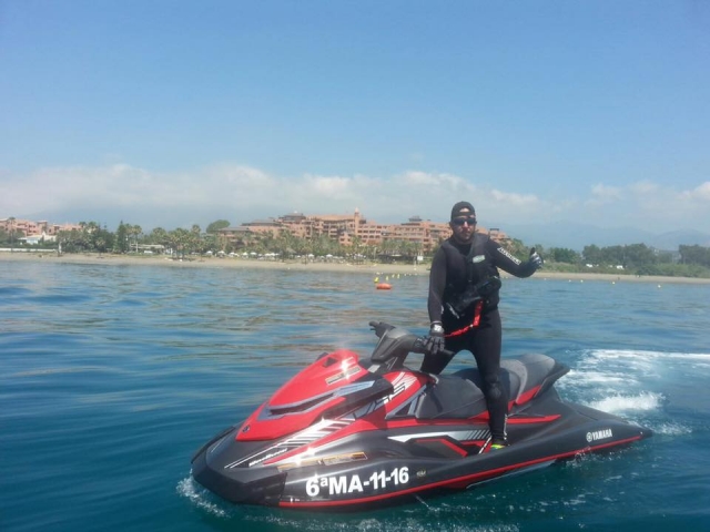 De pie en la moto de agua en Estepona