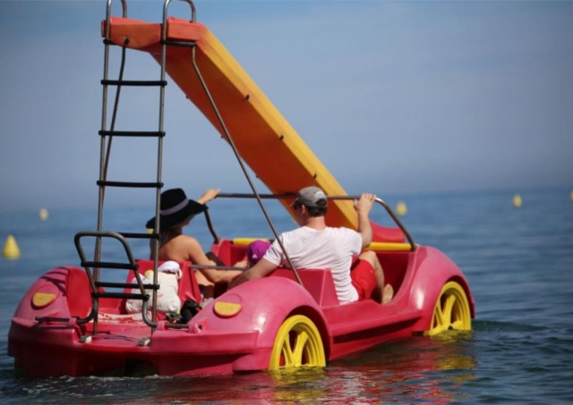 Hidropedales en forma de coche en la Costa del Sol